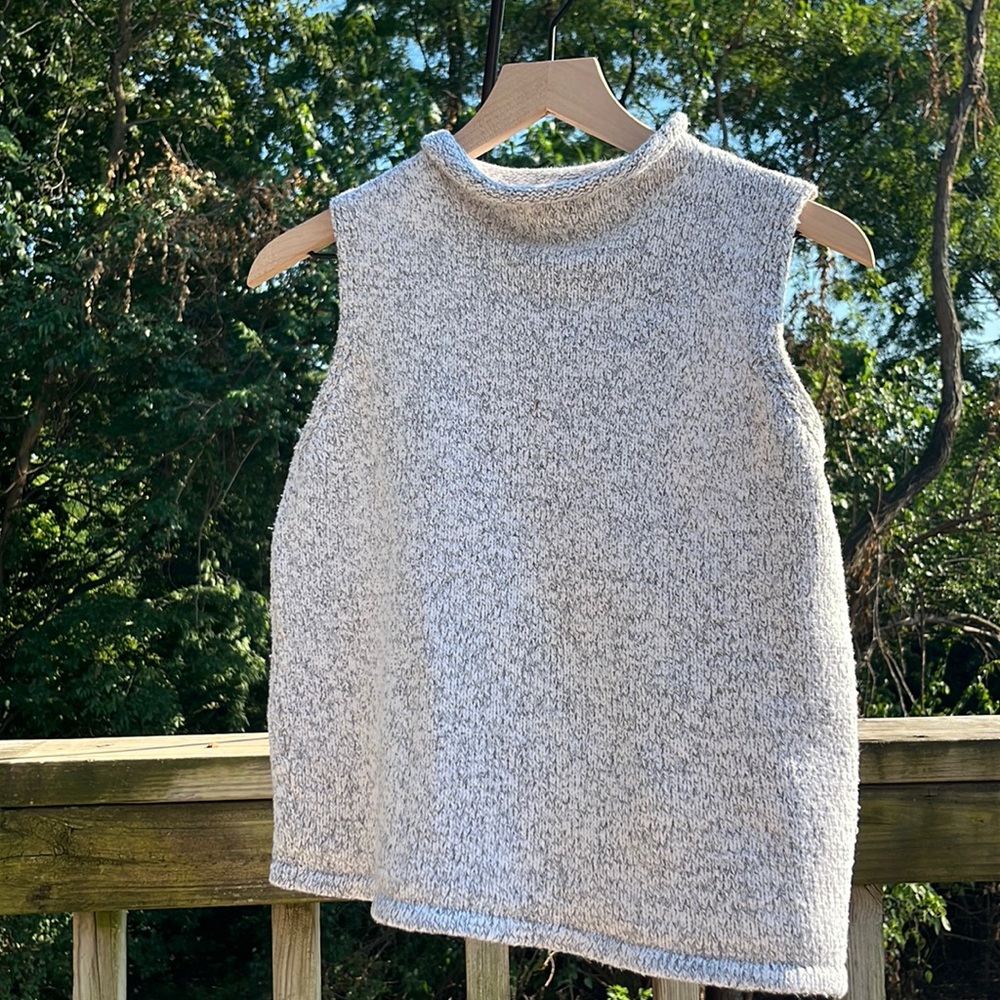 L.L.Bean sleeveless sweater in a gray/white weave, size Small
